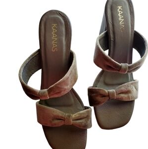 Kaanas Gramery Gray Velvet BowTie Straps Taupe Heel Size 6 Shoes‎ NWT